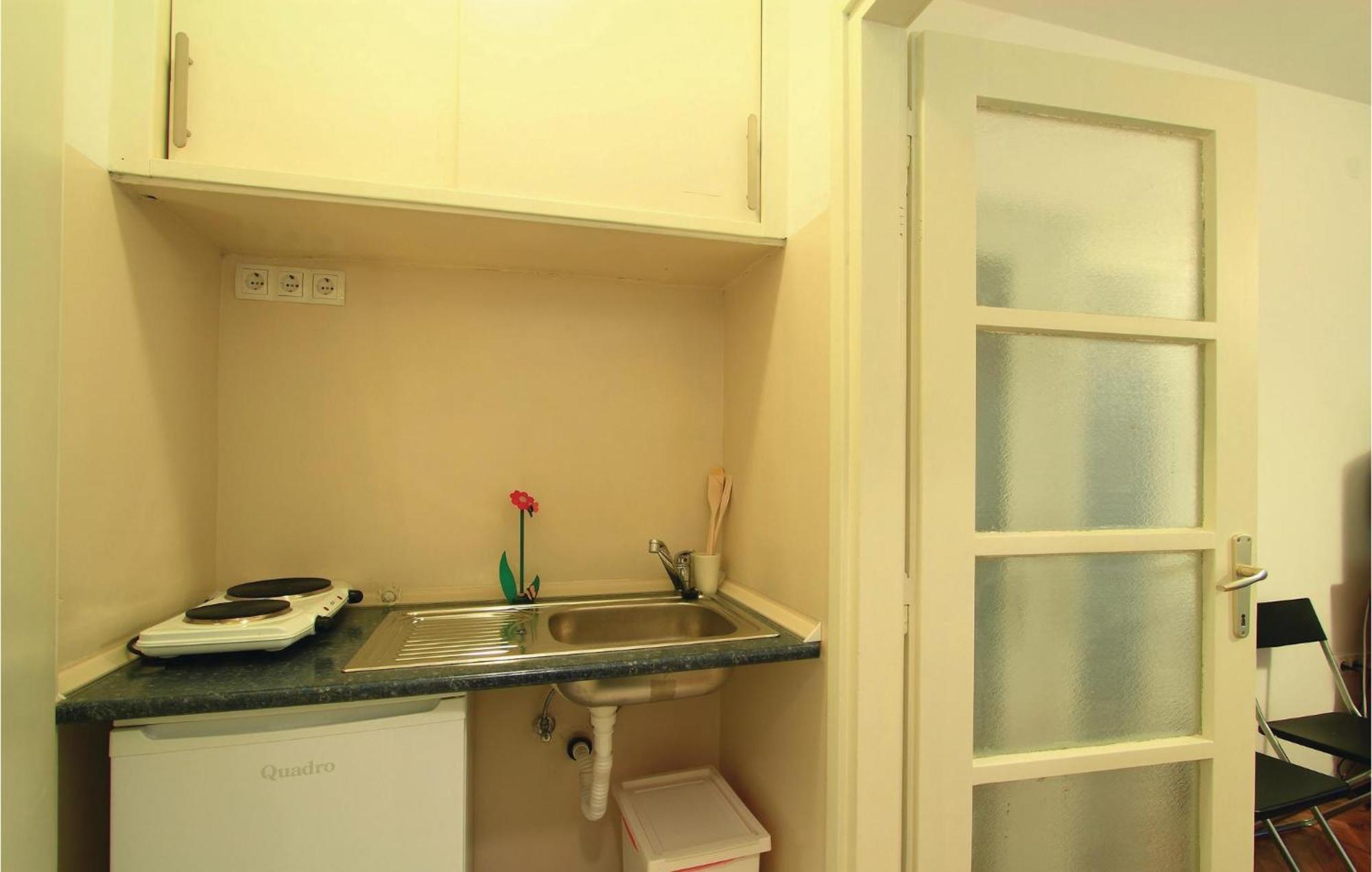 1 Bedroom Awesome Apartment In 普拉 外观 照片